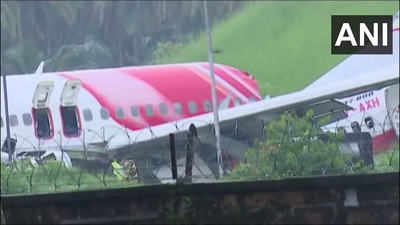 kerala plane crash: 18 मौतें, प्लेन क्रैश के बाद केरल के कोझिकोड एयरपोर्ट का मंजर