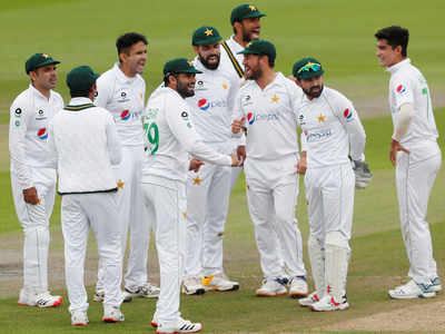 टीम की गेंदबाजी देख परेशान पाकिस्तानी दिग्गज, बोला- बेटा लोग यहां फेंको गेंद