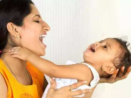 Kuzhanthai Azuthukonde Irunthal,குழந்தைக்கு உரம் விழுதல் என்றால் என்ன?  எப்படி கண்டறிவது, என்ன செய்வது? - symptoms of neck sprain for new born  babies - Samayam Tamil