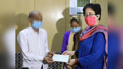 Delhi Minor Rape: रेप पीड़िता के परिजनों को दिल्ली सरकार ने दिया 10 लाख रुपये का चेक