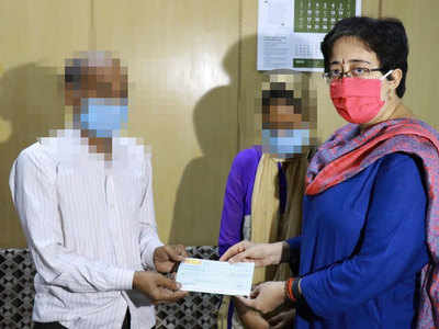 Delhi Minor Rape: रेप पीड़िता के परिजनों को दिल्ली सरकार ने दिया 10 लाख रुपये का चेक