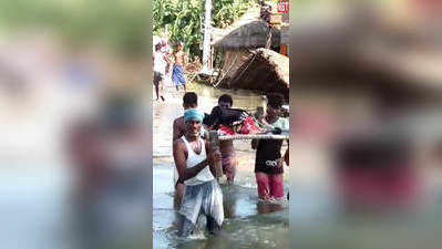 Chhapra Flood News: प्रसव पीड़ित महिला को नहीं मिली नाव तो चारपाई पर ले अस्पताल पहुंचे परिजन, Video वायरल