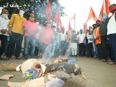 Shiv Sena: शिवरायांचा पुतळा हटवल्याने संताप; शिवसैनिकांचा कर्नाटकात घुसण्याचा इशारा
