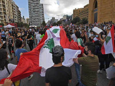 बेरूत में हिंसक प्रदर्शन: विनाशकारी धमाकों के बाद लेबनान सरकार के खिलाफ सड़कों पर उतरे लोग