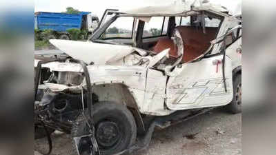 चंदौली के NH-2 पर खड़े ट्रक से टकराई बोलेरो, बिहार के 2 लोगों की मौत, 3 गंभीर