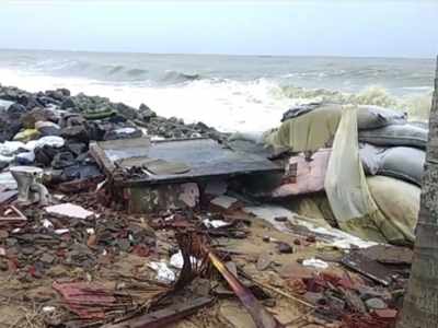 കൊടുങ്ങല്ലൂരില്‍ കടലാക്രമണത്തിന് ശമനമില്ല; തീരദേശത്തെ ജനജീവിതം താറുമാറായി, എടവിലങ്ങില്‍ ദുരിതാശ്വാസ ക്യാമ്പ് തുറന്നു