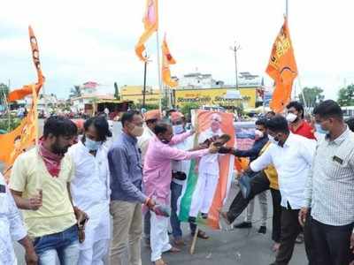 कर्नाटकच्या मुख्यमंत्र्यांविरोधात आंदोलन