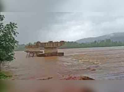 ಕೆರವಡಿ ಸೇತುವೆ ಕಾಮಗಾರಿಗೆ ಹಾಕಿದ್ದ ಮಣ್ಣು ನೀರು ಪಾಲು