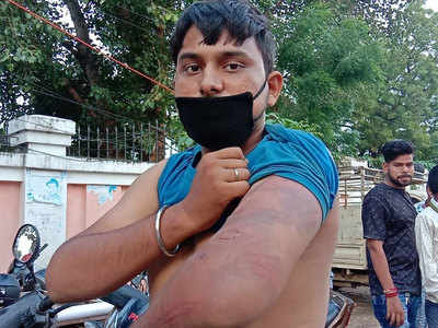 Varanasi news: नाइट कर्फ्यू में युवक को बाइक से घूमना पड़ा महंगा, चौकी इंचार्ज ने की पिटाई