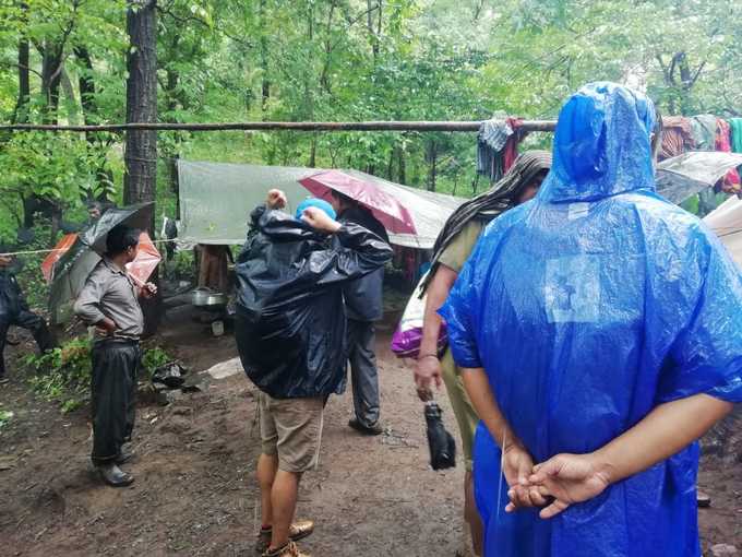 മേപ്പാടി ചൂരൽമലയിൽ ഉരുൾപ്പൊട്ടൽ സാധ്യത നിലനിൽക്കുന്നതിനാലാണ്. പുറം ലോകവുമായി ബന്ധമില്ലാത്ത ഇവരെ മാറ്റിപ്പാർപ്പിച്ചത്