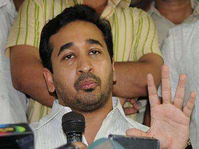 nitesh rane : ते किती तास शुद्धीत असतात?; नितेश राणेंची शिवसेनेच्या या नेत्यावर टीका