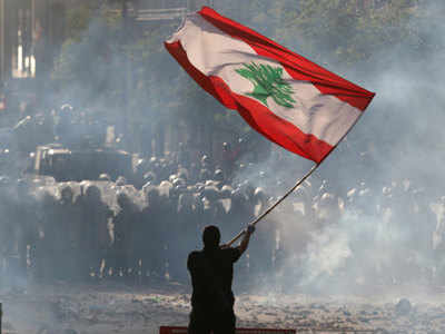 beirut protests स्फोटानंतर बैरूतमध्ये आंदोलन पेटले; आंदोलक जखमी, मंत्र्याचा राजीनामा