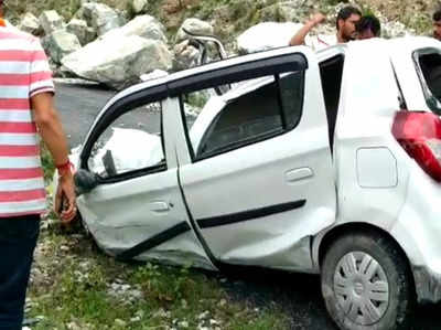 चमोली में हादसा, कार पर बोल्डर गिरने से नगर पंचायत के EO की दर्दनाक मौत