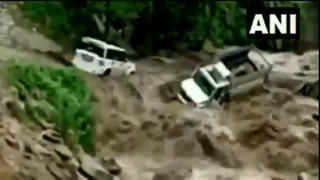 Jammu & Kashmir: किश्तवाड़ में सड़क पर नदी की धार में पलटी गाड़ी
