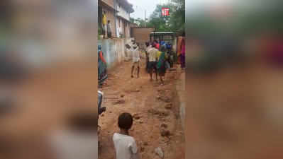 टीकमगढ़ में दो परिवारों के बीच मारपीट में जमकर चले लाठी-डंडे, कुदाल और कुल्हाड़ी, महिलाएं भी नहीं रहीं पीछे, देखें Video