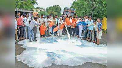 dairy farmer : दूध आंदोलनाला उकळी; विरोधक मातोश्रीवर पाच लाख पत्रं पाठवणार!