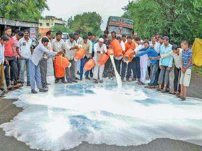 dairy farmer : दूध आंदोलनाला उकळी; विरोधक मातोश्रीवर पाच लाख पत्रं पाठवणार!