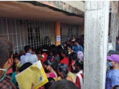 Bihar: कॉलेज खुला, तो दाखिला के लिए टूट पड़े छात्र, कोरोना का भय नहीं?