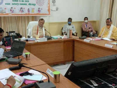 मिर्जापुर में कोरोना वायरस के बीच स्वास्थ्य सुविधाओं का निरीक्षण करने पहुंचे सुरेश खन्ना