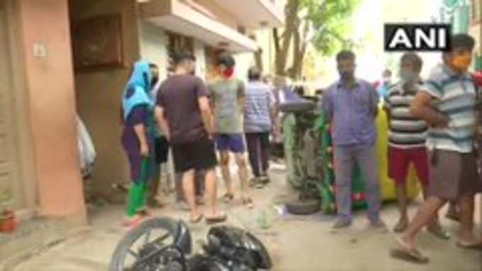बेंगलुरु हिंसाः कल रात हुई हिंसा में दो की जान चली गई और 110 लोग गिरफ्तार हुए हैं। वहीं 60 पुलिसकर्मी भी जख्मी हुए हैं। पुलिस कमिश्नर के मुताबिक आरोपी पी नवीन को गिरफ्तार कर लिया गया है। उनपर आपत्तिजनक  पोस्ट शेयर करने का आरोप है।