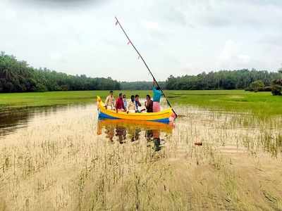 മഴ കനത്തപ്പോള്‍ റോഡ് തോടായി; ഗതാഗതത്തിനായി തോണിയിറക്കി യുവാക്കള്‍