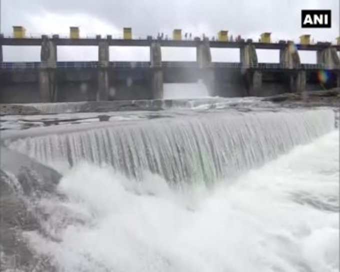महाराष्ट्रः खड़गवासला डैम (पुणे) का एक गेट खोल दिया गया है। इससे 500 क्यूसेक पानी छोड़ गया।