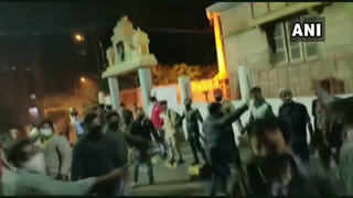 Bangalore violence: मंदिर को हिंसा के बचाने के लिए घेरा बनाकर खड़े हो गए मुस्लिम युवक