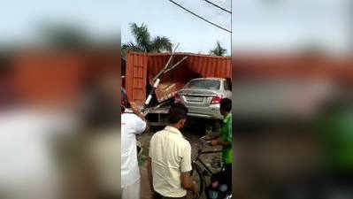 Faridabad News: फरीदाबाद में अजब मंजर, ट्रक के बीच में जा घुसी कार