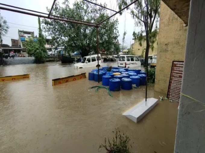 कई इलाकों में बाढ़ की स्थिति