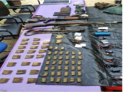 Jharkhand News: पुलिस और नक्सलियों में मुठभेड़, भारी मात्रा में हथियार बरामद