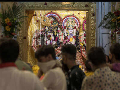 Shri Krishna Janmashtami Live: देशभर में धूमधाम से मनाई गई जन्माष्टमी, कोरोना के चलते भीड़ नदारद