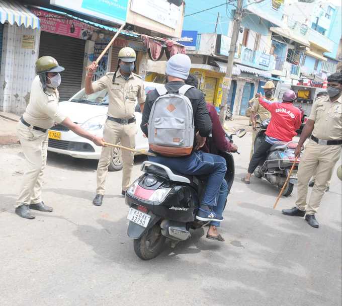 ಕರ್ಫ್ಯೂ ಇದ್ದರೂ ರಸ್ತೆಗಿಳಿದವರಿಗೆ ಲಾಠಿ ಏಟು.