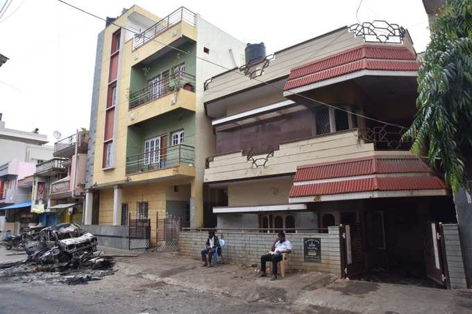 ಬೆಂಕಿಗಾಹುತಿಯಾಗಿರುವ ಶಾಸಕರ ನಿವಾಸದ ನೆಲಮಹಡಿ.