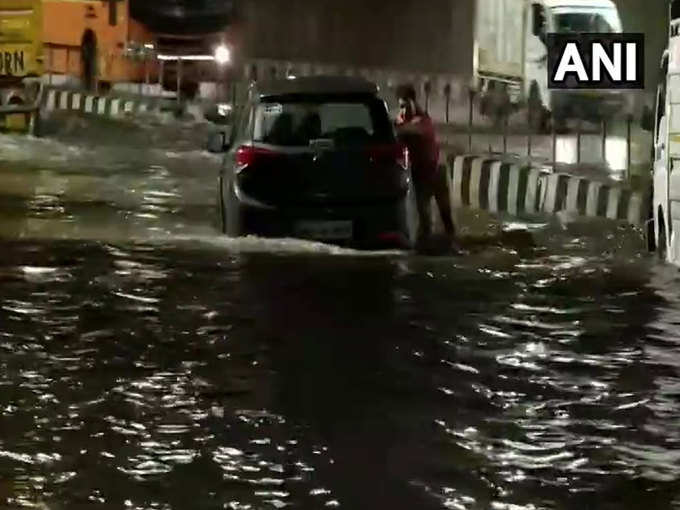 ये नजारा दिल्ली में द्वारका अंडरपास का है जहां एक कार सवार जलभराव में फंस गया।
