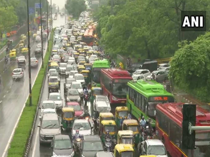 भारी बारिश के बाद राजधानी दिल्ली में अब भारी ट्रैफिक जाम की समस्या शुरू हो गई है।