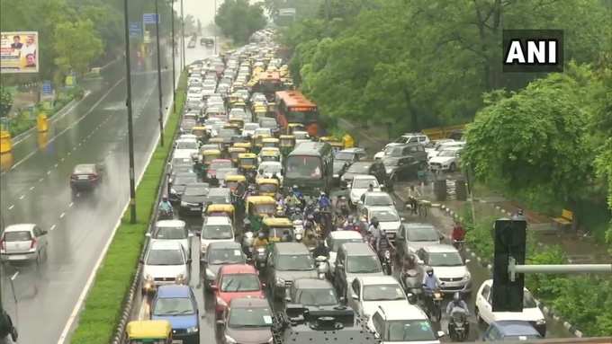 भारी ट्रैफिक जाम का यह नजारा दिल्ली के आईटीओ इलाके का है।