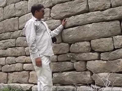पाकिस्तान का यह शख्स खंडहरों में खोज रहा है खोए हुए मंदिर