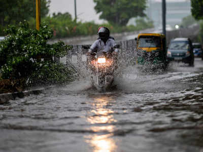 दिल्ली में भारी बारिश से यातायात प्रभावित