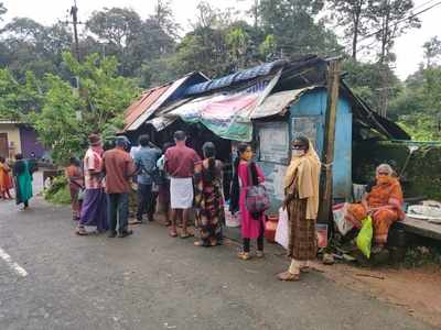 അക്ഷയ കേന്ദ്രം ചായക്കടയില്‍, പൊതുജനം പെരുവഴിയില്‍... ഇത് പാവങ്ങളുടെ ഊട്ടി!