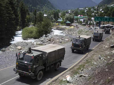 कश्मीर: सिविलियंस को ना हो नुकसान, काफिले पर हमले के बावजूद शांत रहे सेना के जवान