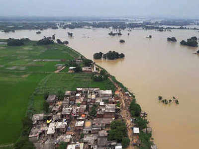 यूपी के 16 जिले बाढ़ की चपेट में, कई गांवों को जोड़ने वाली रोड डूबी