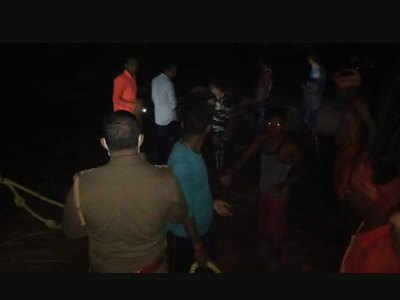 मीरजापुर: बोकरिया फॉल पर पिकनिक मनाने गए आठ लोग फंसे, पुलिस ने बचाया