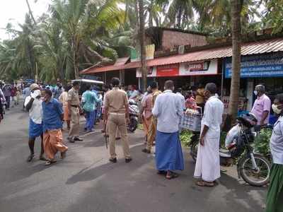 കൊവിഡ് പ്രതിരോധ നിയമത്തിന് പുല്ലുവില; അകലം പാലിക്കാതെ ജനങ്ങള്‍,  ചെറുവത്തൂര്‍ ഹാര്‍ബറില്‍ അശങ്ക