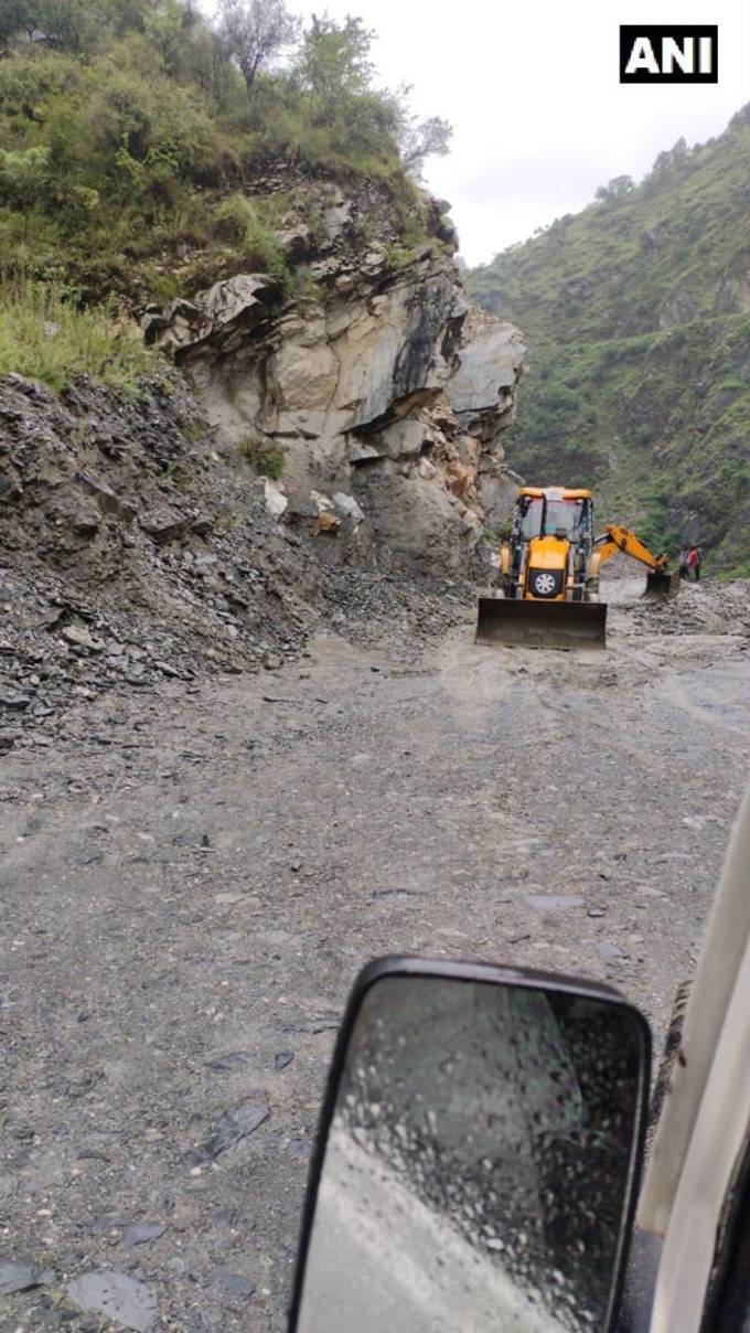 बुलडोजर की मदद से रास्ता किया जा रहा साफ