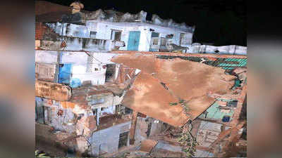कानपुरः चार मंजिला मकान गिरा, मां-बेटी की मौत, खंगाला जा रहा मलबा
