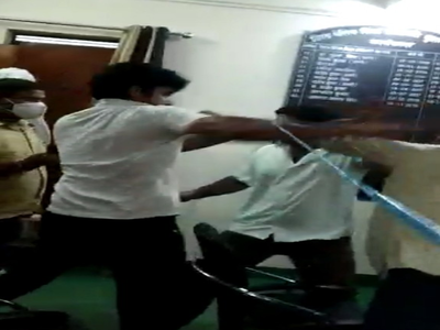 Bulandshahr news: बीएसए दफ्तर में जमकर चले लात-घूसे, मारपीट का वीडियो वायरल
