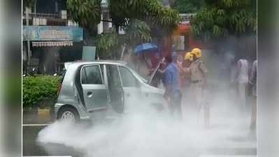 విశాఖ: రోడ్డుపై కారులో ఉన్నట్టుండి మంటలు.. పరుగులు తీసిన జనాలు