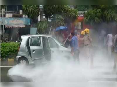 విశాఖ: రోడ్డుపై కారులో ఉన్నట్టుండి మంటలు.. పరుగులు తీసిన జనాలు