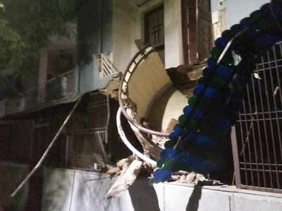 द्वारका की सोसायटी में एक और हादसा, अब छत की सीलिंग गिरी