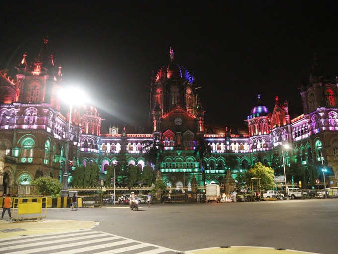 तिरंगे के रंग में रंगा मुंबई का छत्रपति शिवाजी महाराज टर्मिनस